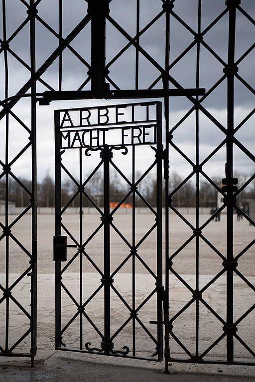 Работници показват желязната порта с надписа "Arbeit Macht frei" (Работата ще те освободи) след завръщането й в лагера Дахау, Германия. Портата бе намерена от полицията в Норвегия, две години след като бе открадната на 2 ноември 2014. Вратата ще бъде изложена на показ в музея, а на нейно място има готова реплика