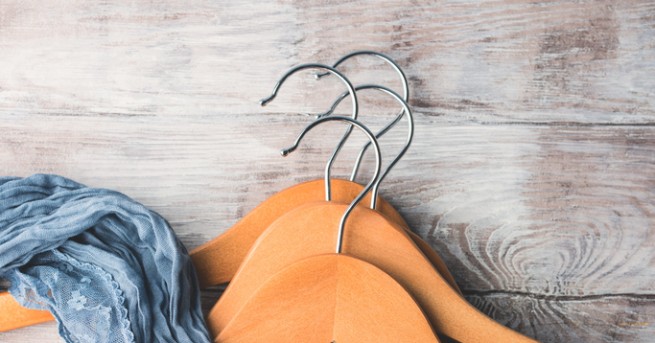 Закачалките не служат само за закачане на дрехи Във видеото