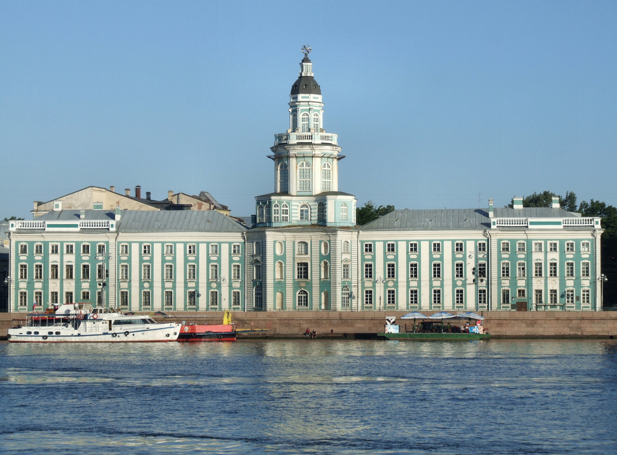 Санкт Петербург е известен още като "Венеция на Севера" заради дворцово подредените си водни пътища. Той успява да избегне нахлуването на сталинисткия архитектурен стил, а грандиозните останки от царските времена си стоят непокътнати. Изваян от островчета и от криволичещата река Нева, градът е перспектива с геометрична елегантност.