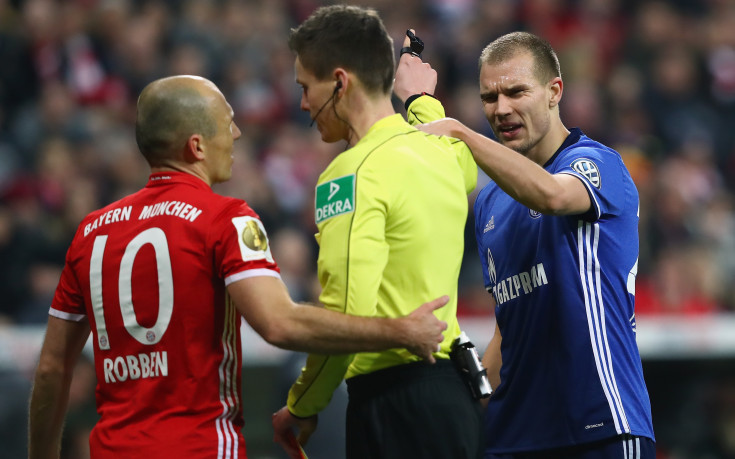 Робен опитал да спести червен картон на съперник