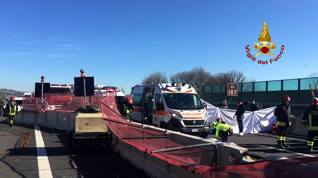 Мост се срути върху магистрала А14 в Италия, в близост до Лорето, съобщиха италиански медии. По данни на агенция ANSA има 2-ма загинали, а още двама са ранени.