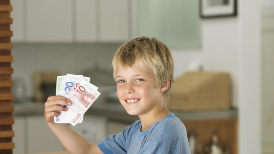 10-годишно момче даде на съучениците си 10 хил. евро