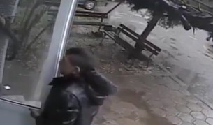 Абсурд в България – дете открадна врата на блок