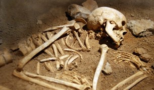 Мъжки скелети на 600 години са открити хванати за ръце