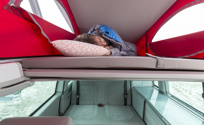 В палатката може да спят двама човека, като допустимото тегло е 150 кг, но от VW са се презастраховали, таванът издържа и повече.
