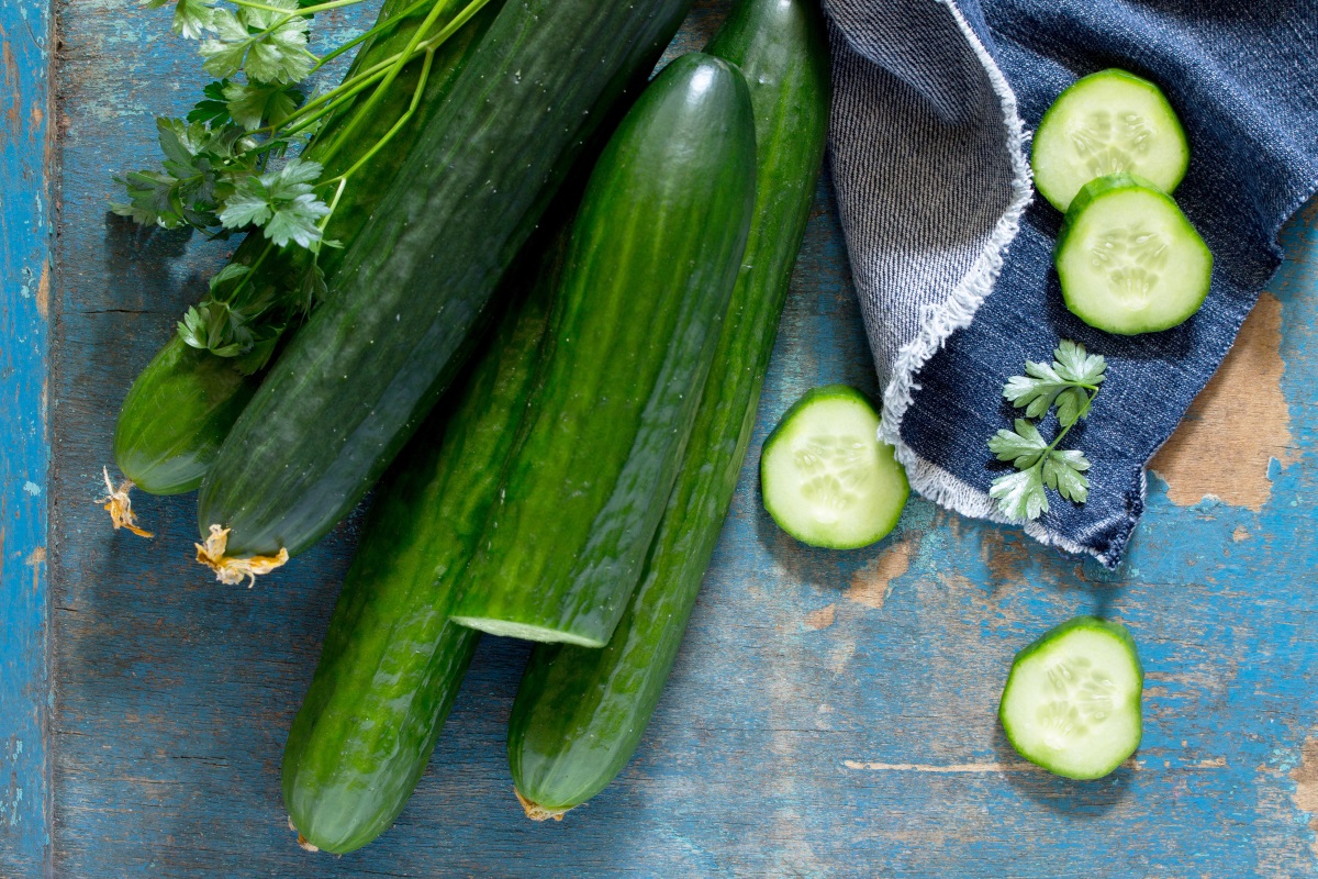 Зелени храни като краставица - суровите зеленчуци са чудесен източник на аминокиселини, въпреки това, похапвайки ги на празен стомах, те могат да причинят киселини, подуване и болки в корема.