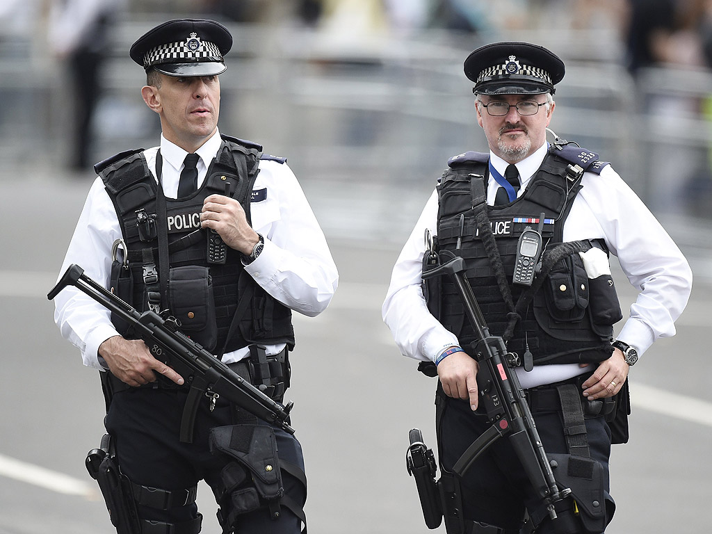 Полицейски служител е бил наръган от неизвестен нападател, който след това е бил прострелят, съобщават британски медии.
