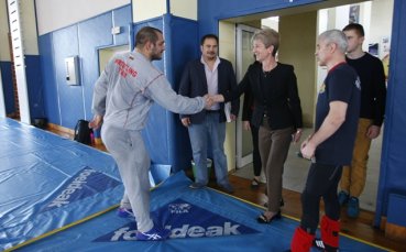 Министър Дашева посети тренировките на националите ни по борба