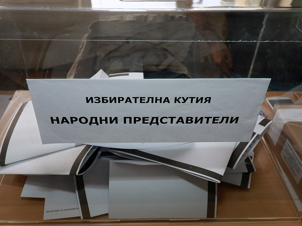 Президентът Румен Радев гласува на днешните предсрочни парламентарни избори