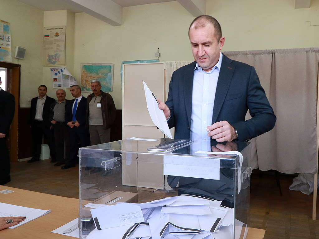 Президентът Румен Радев гласува на днешните предсрочни парламентарни избори
