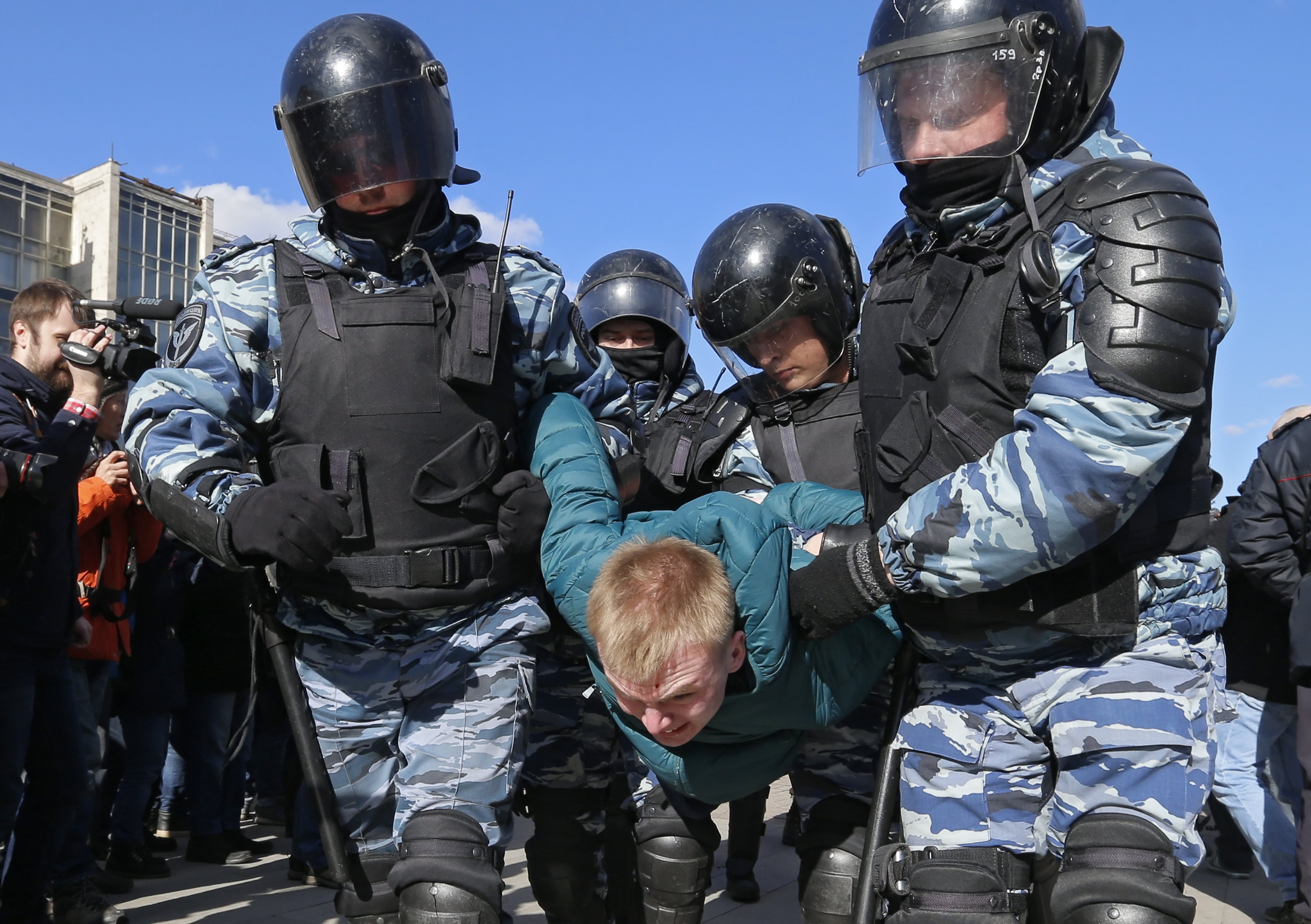 Стотици граждани са арестувани заради участието си в антикорупционни протести в руската столица Москва. Сред тях е и видният критик на Кремъл Алексей Навални. Над 7000 души са се включили в протеста. Полицията съобщи, че в Москва са арестувани около 500 души, но според неправителствена организация, специализирана в наблюдението на протести, задържаните са най-малко 933. Навални апелира за масови демонстрации след подробен доклад по-рано този месец, обвиняващ премиера Дмитрий Медведев в редовно използване на разкошните резиденции в централната част на Русия и на Черноморското крайбрежие.