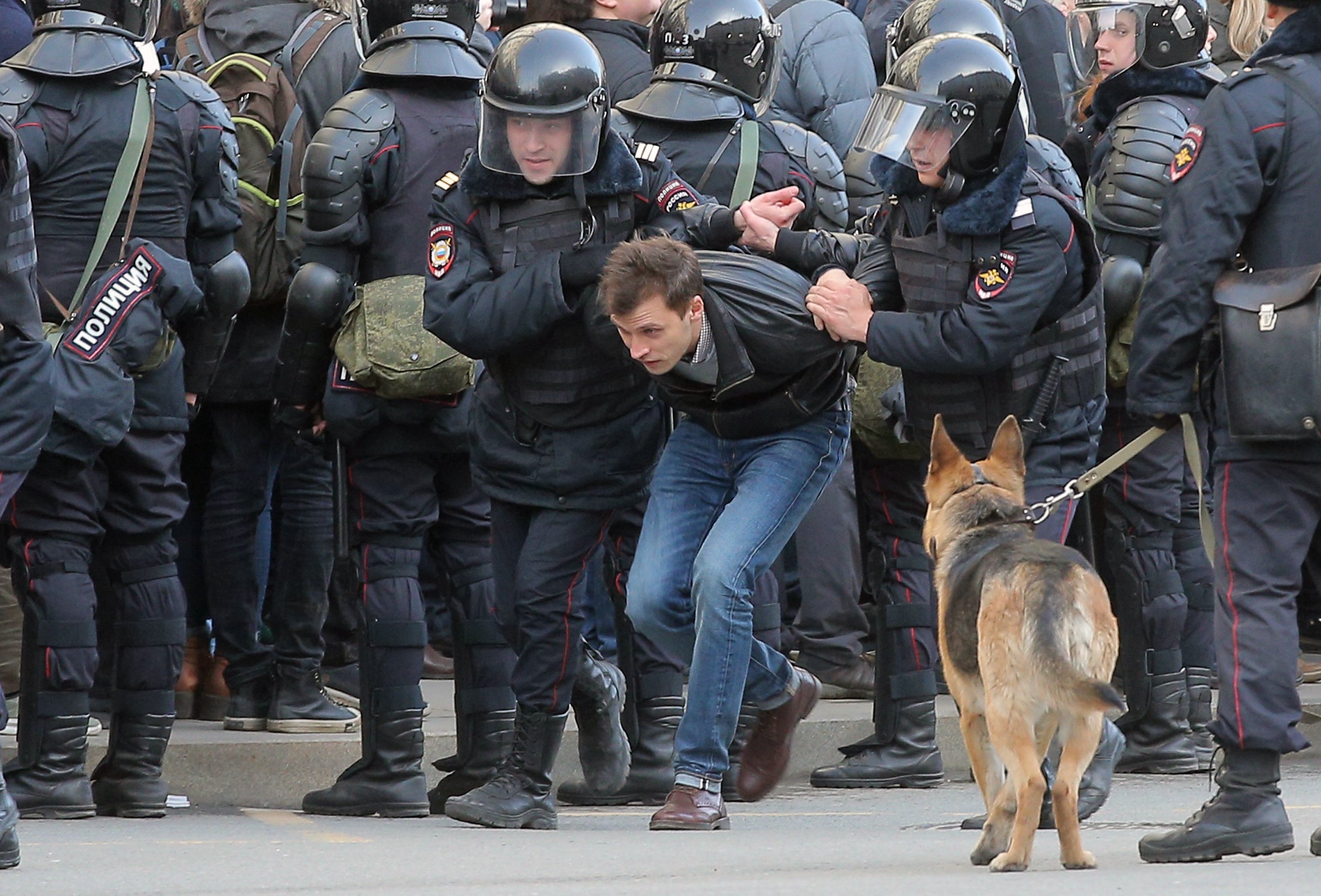 Стотици граждани са арестувани заради участието си в антикорупционни протести в руската столица Москва. Сред тях е и видният критик на Кремъл Алексей Навални. Над 7000 души са се включили в протеста. Полицията съобщи, че в Москва са арестувани около 500 души, но според неправителствена организация, специализирана в наблюдението на протести, задържаните са най-малко 933. Навални апелира за масови демонстрации след подробен доклад по-рано този месец, обвиняващ премиера Дмитрий Медведев в редовно използване на разкошните резиденции в централната част на Русия и на Черноморското крайбрежие.