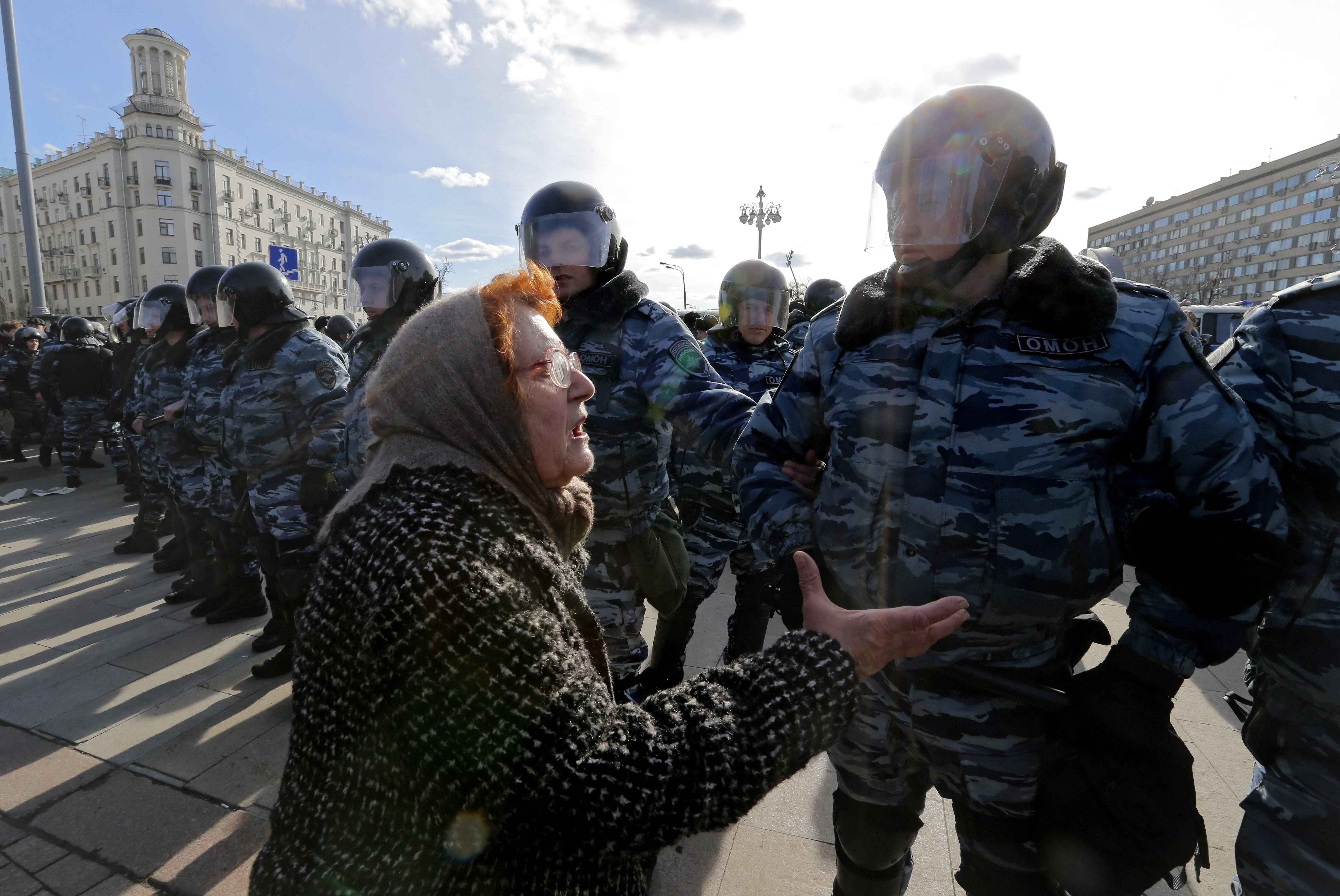 Стотици граждани са арестувани заради участието си в антикорупционни протести в руската столица Москва. Сред тях е и видният критик на Кремъл Алексей Навални. Над 7000 души са се включили в протеста. Полицията съобщи, че в Москва са арестувани около 500 души, но според неправителствена организация, специализирана в наблюдението на протести, задържаните са най-малко 933. Навални апелира за масови демонстрации след подробен доклад по-рано този месец, обвиняващ премиера Дмитрий Медведев в редовно използване на разкошните резиденции в централната част на Русия и на Черноморското крайбрежие.