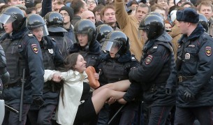 Стотици арести и хиляди протестиращи в Москва
