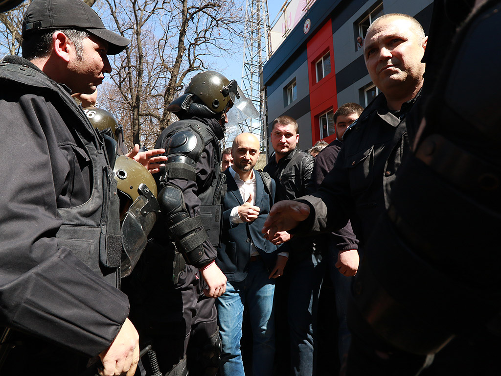 Търгът за емблемата и активите на фалиралото дружество се провали, след като фенове на тима не допуснаха представителя на ЦСКА 1948 да внесе необходимите документи