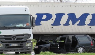 ТИР смачка кола, младеж без книжка катастрофира