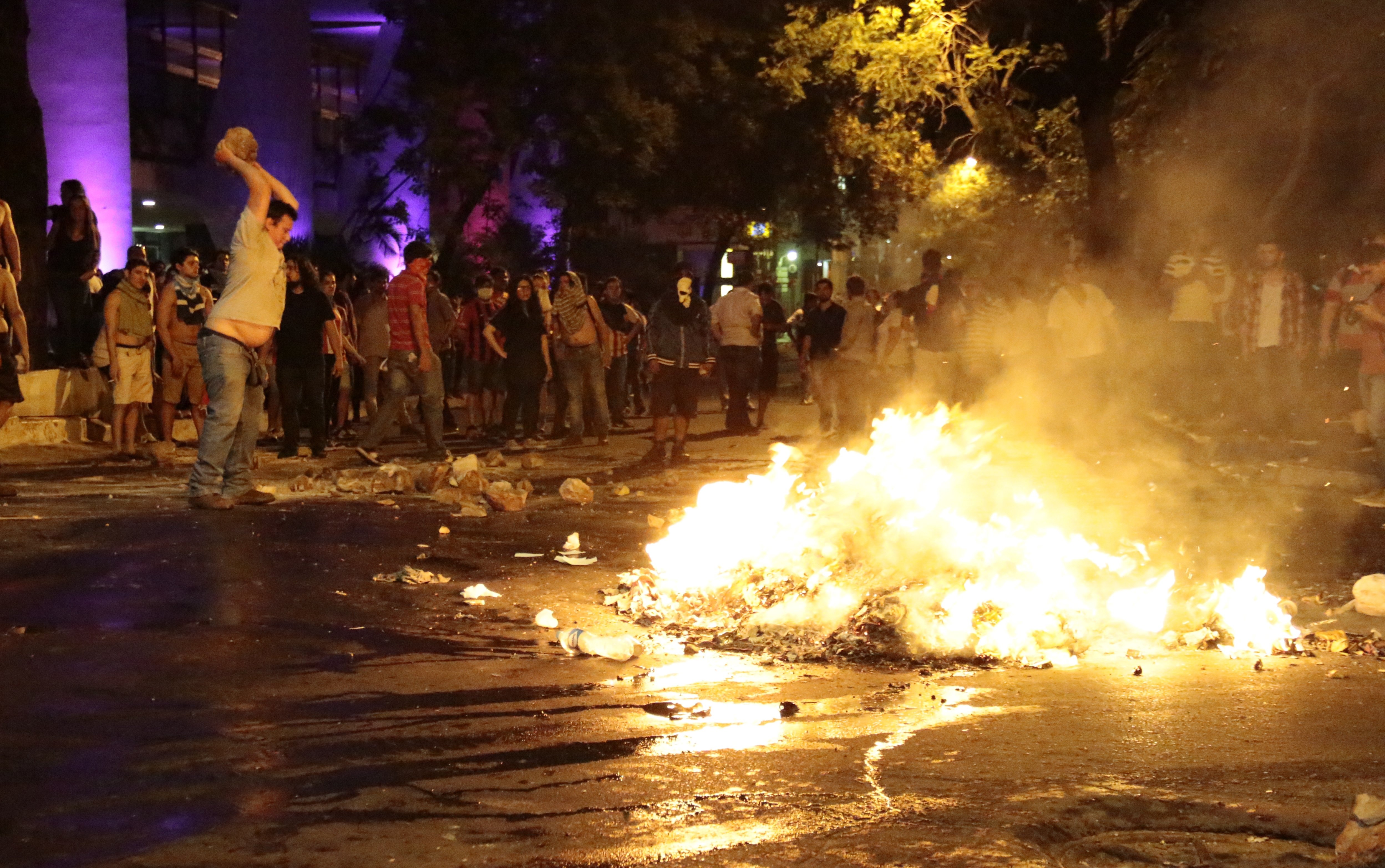 Протестиращи нахлуха в парламента на Парагвай и подпалиха документи и мебели, след като Сенатът при закрити врата гласува законопроект, който ще позволи на президента Орасио Картес да се кандидатира за преизбиране, предадоха Ройтерс и Асошиейтед прес. Опозиционни членове на парламента обявиха действията на сенаторите за незаконни.