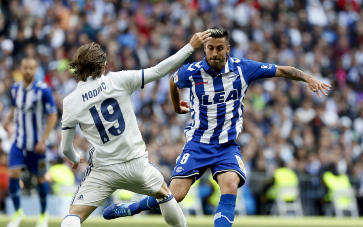 Реал Мадрид мина на трета през Алавес