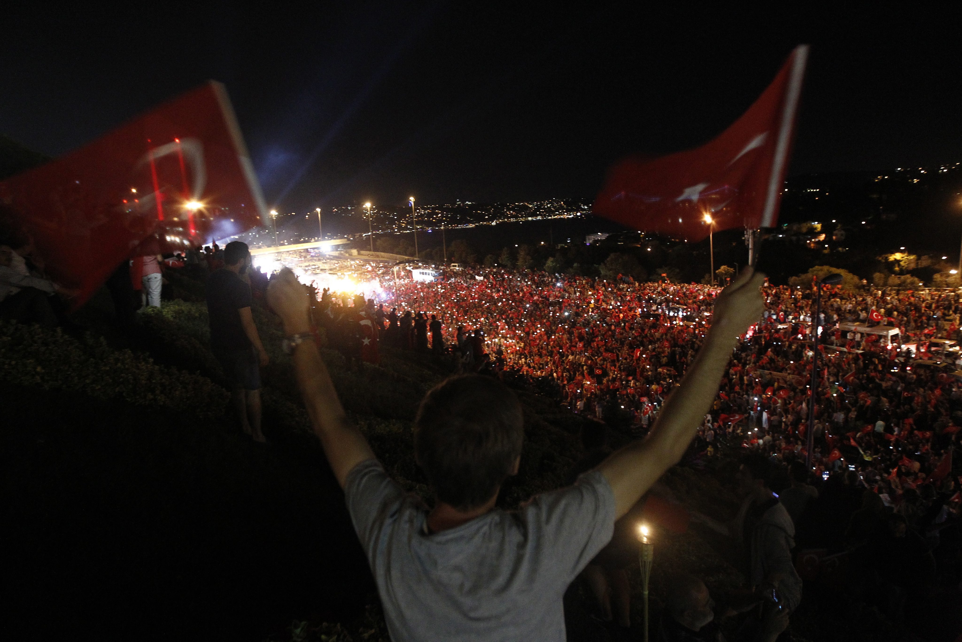Поддръжници на Ердоган демонстрират подкрепа за турския лидер след опита за преврат през юли 2016.
