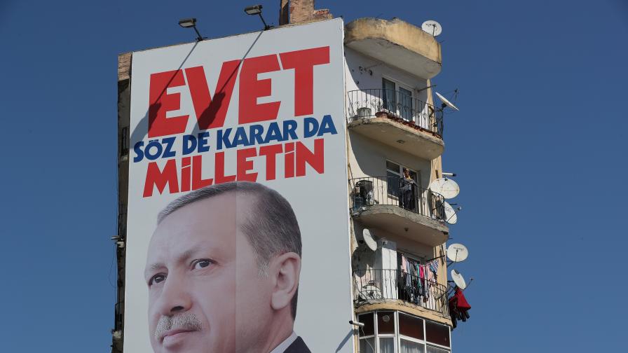 През последния месец Ердоган говори на голям брой митинги в подкрепа на конституционните промени. Референдумът за повече правомощия на президента ще се проведе на 16 април.