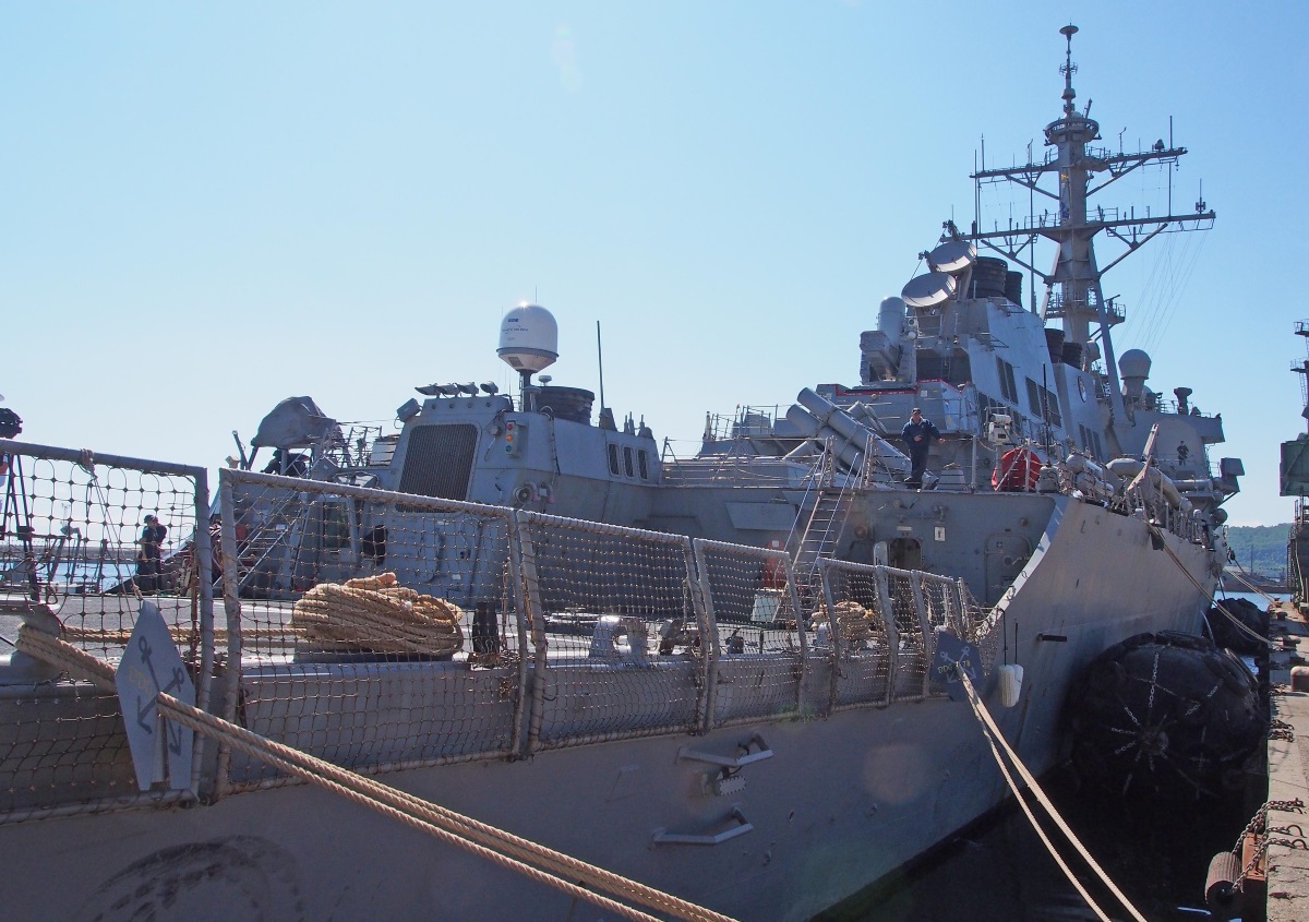 Корабът от Вонно-морските сили на САЩ "Портър" актостира във Варна през юни 2016 г. "Портър" е единият от двата кораба на ВМС на САЩ ударили тази нощ военна база на Асад в Сирия