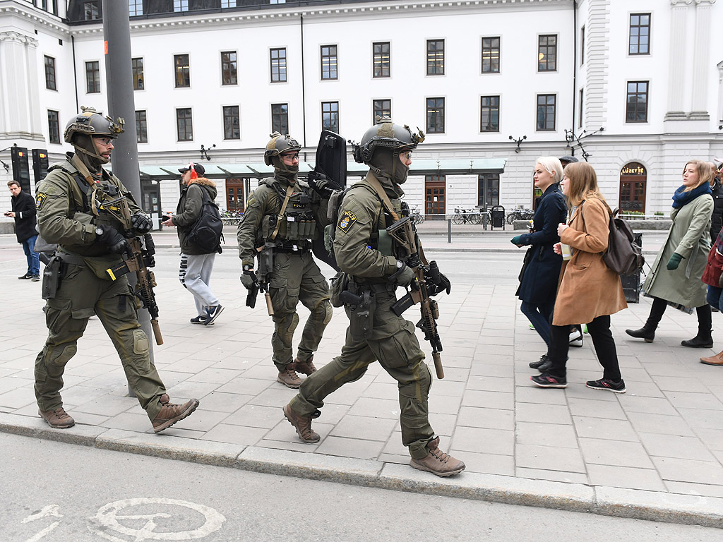 Превозното средство е помело група от пешеходци и после се е врязло във витрините на магазин на ул."Дротниггатан". Това е една от основните пешеходни улици в центъра на Стокхолм. Инцидентът се е случил около 15ч. местно време (16ч. българско).