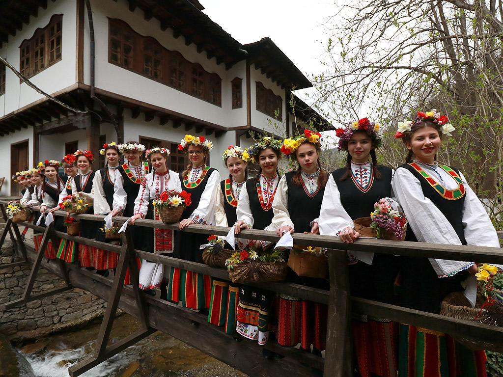 Ой, Лазаре, Лазаре, добре си ми дошъл Лазаре - Лазарки в ЕМО Етър