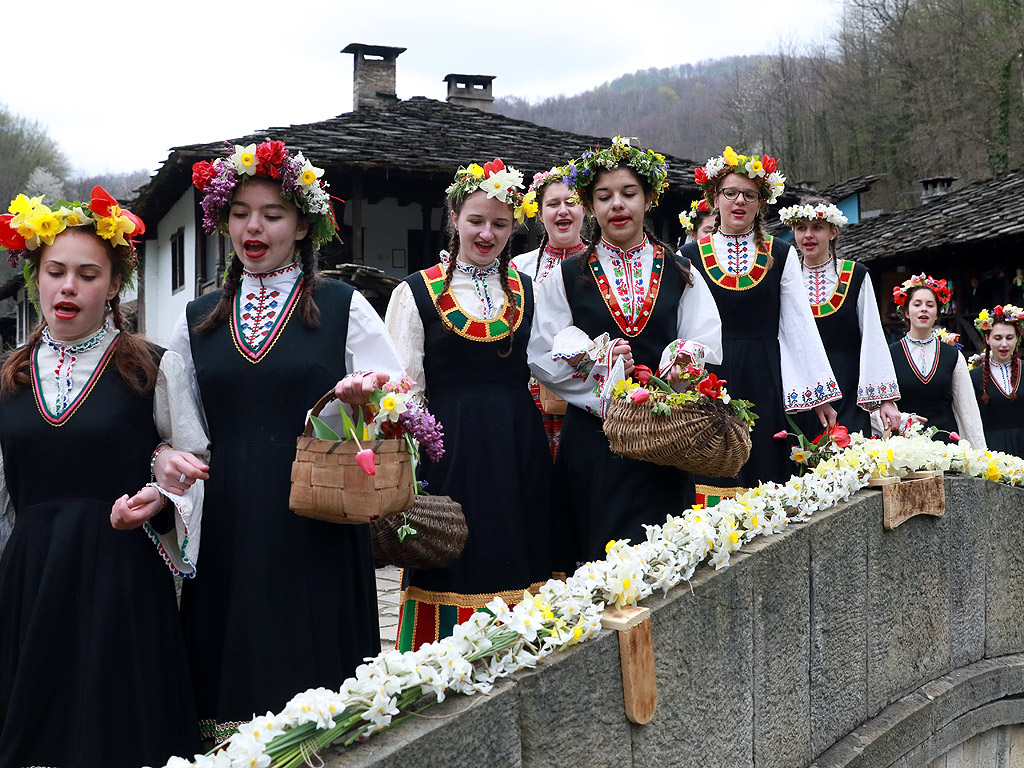 Ой, Лазаре, Лазаре, добре си ми дошъл Лазаре - Лазарки в ЕМО Етър