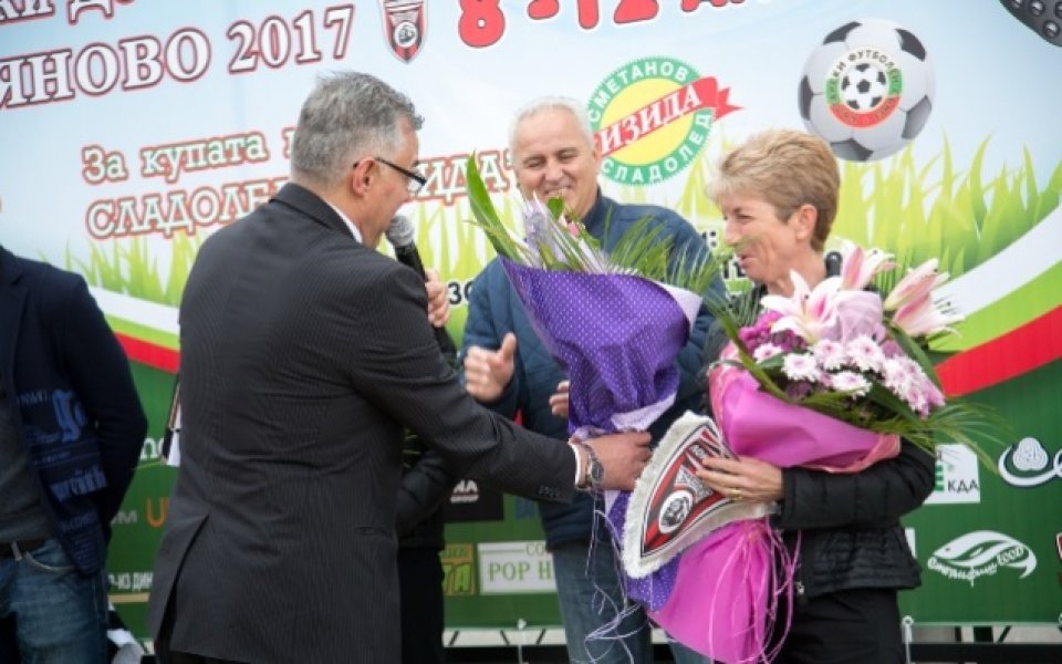 Министър Дашева откри футболен турнир в Дряново