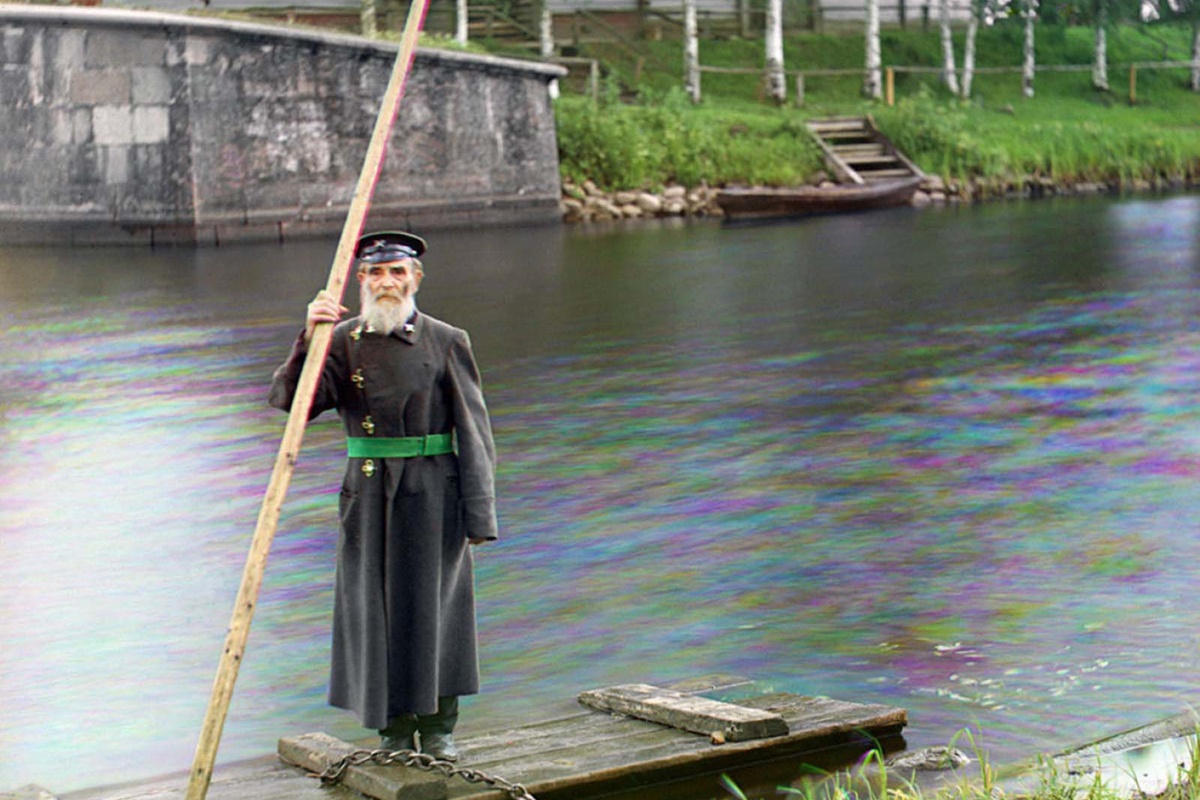 Колекция на фотографа Сергей Прокудин-Горски съдържа редица цветни снимки от Руската империя, направени между 1905 и 1915 г. В тези години руският фотограф предприема работно пътуване из империята, подпомогнато от цар Николай II.