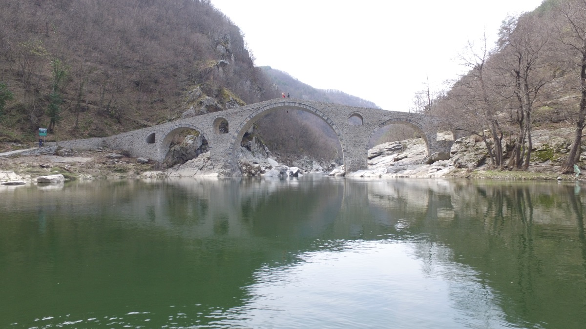 Дяволският мост е мост на река Арда в Ардино, Кърджалийско. Намира се в живописен пролом на около 10 км северозападно от град Ардино, близо до с. Дядовци и недалеч от с. Латинка. Мостът е разположен на 420 м надморска височина в пролом, ограден от двете страни от стръмни склонове, достигащи до 800 м надморска височина. Дължината му е 56 м, широчината – 3,5 м, трисводест, като на сводовете на страничните му ребра са направени отвори с полукръгли сводчета за оттичане на водата. Мостът е построен в началото на 16 в. по заповед на султан Селим I като част от път, свързващ Горнотракийската низина с Беломорска Тракия и Егейско море