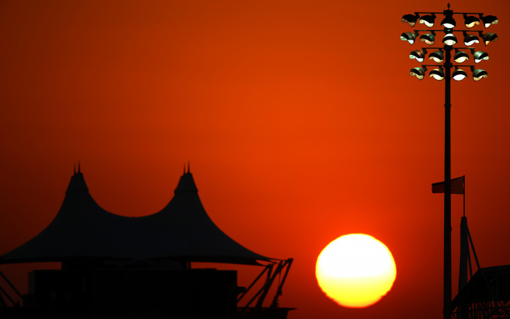 Хамилтън очаква жегата в Бахрейн да работи за Ферари