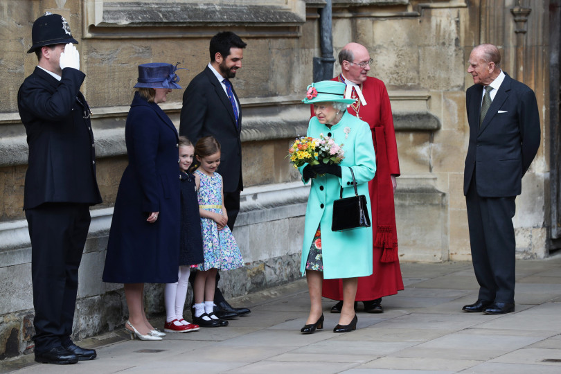 Кралица Елизабет II и кралското семейство на Кейт Мидълтън и кралското семейство на великденската църковна служба в храма Сейнт Джордж в замъка Уиндзор