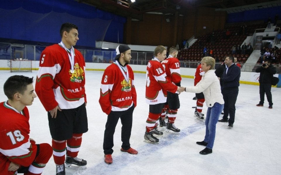Хокеистите не успяха да скочат в Дивизия II на световното в София
