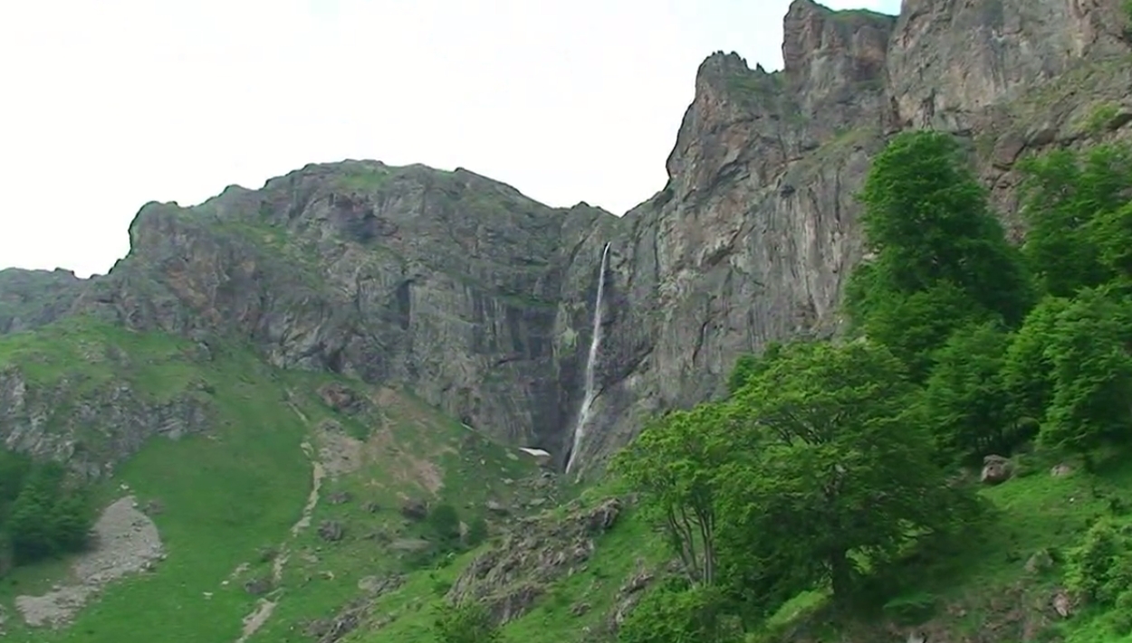 Райско пръскало, Калоферско пръскало или Голям джендемски водопад е водопад, намиращ се на Пръскалска река, ляв приток на Бяла река. Той е най-високият водопад на Балканския полуостров. Разположен е в Стара планина под връх Ботев. Намира се в Национален парк „Централен Балкан“, в природния резерват Джендема. Събира води от снежните преспи, разположени под върха, които образуват река Пръскалска, и има височина 124,5 метра.