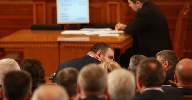 След традиционната си едномесечна ваканция българските депутати днес се завръщат