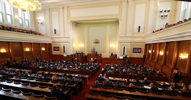 Таванът на кешовите плащания остава 10 000 лева окончателно Парламентът