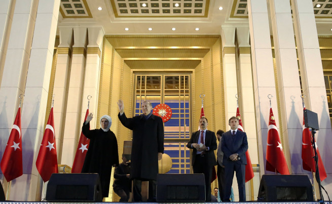 Реджеп Ердоган държи реч пред митинг на свои поддръжници пред президентския Бял дворец