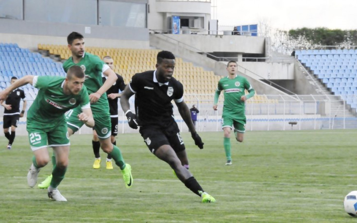 Топката плаче, Нефтохимик и Берое я спукаха