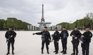 Засилено полицейско присъствие в Париж след нападението преди два дни