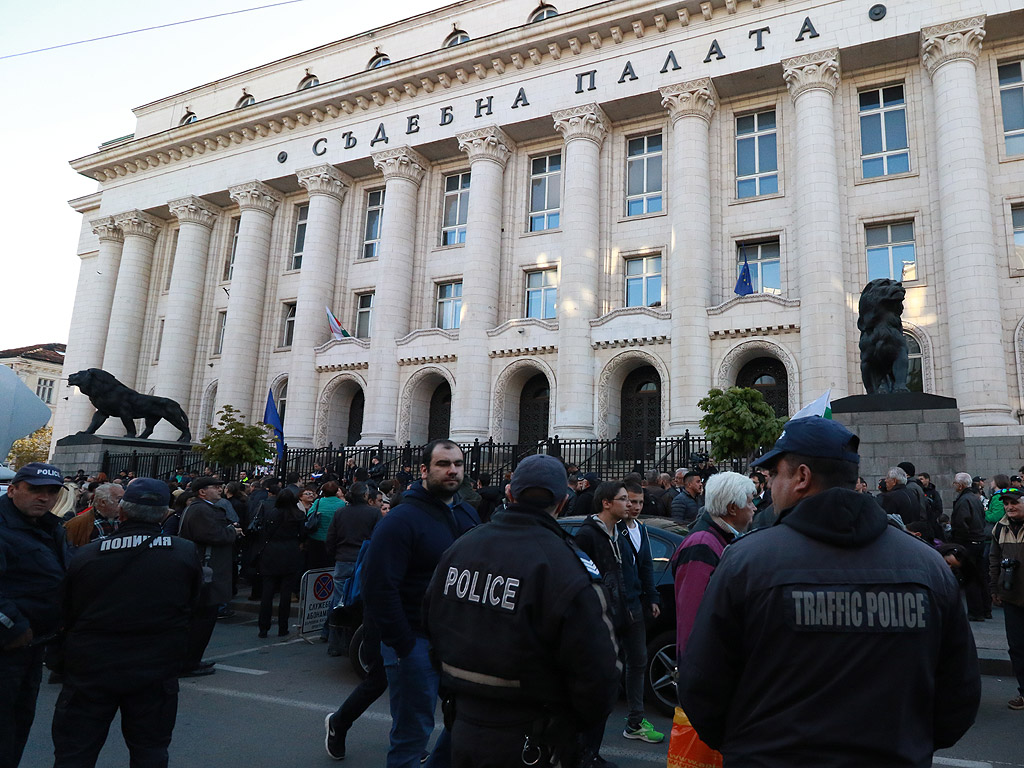 Пред Съдебната палата в София едни искаха оставката на главния прокурор, а други по-ниски цени на природния газ и битовите услуги