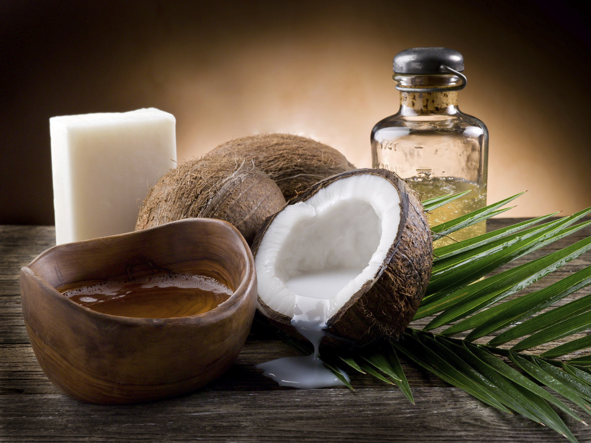 Кокосовото масло подхранва и задравява кожата, овлажнява я и й помага да се възстанови. Избирайте студено пресовано масло, защото в него са запазенив най-високата степен всички полезни вещества. Можете да го използвате както като козметично средство, така и в кухнята.
