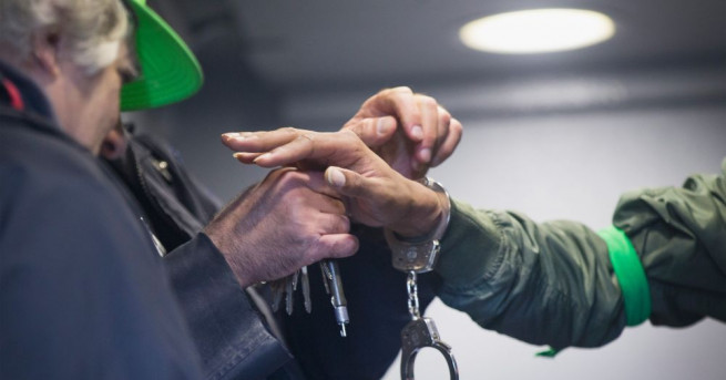 Мигранти и полицаи са задържани при акция на МВР Те