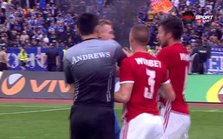 Червени картони и сблъсъци финализираха дербито