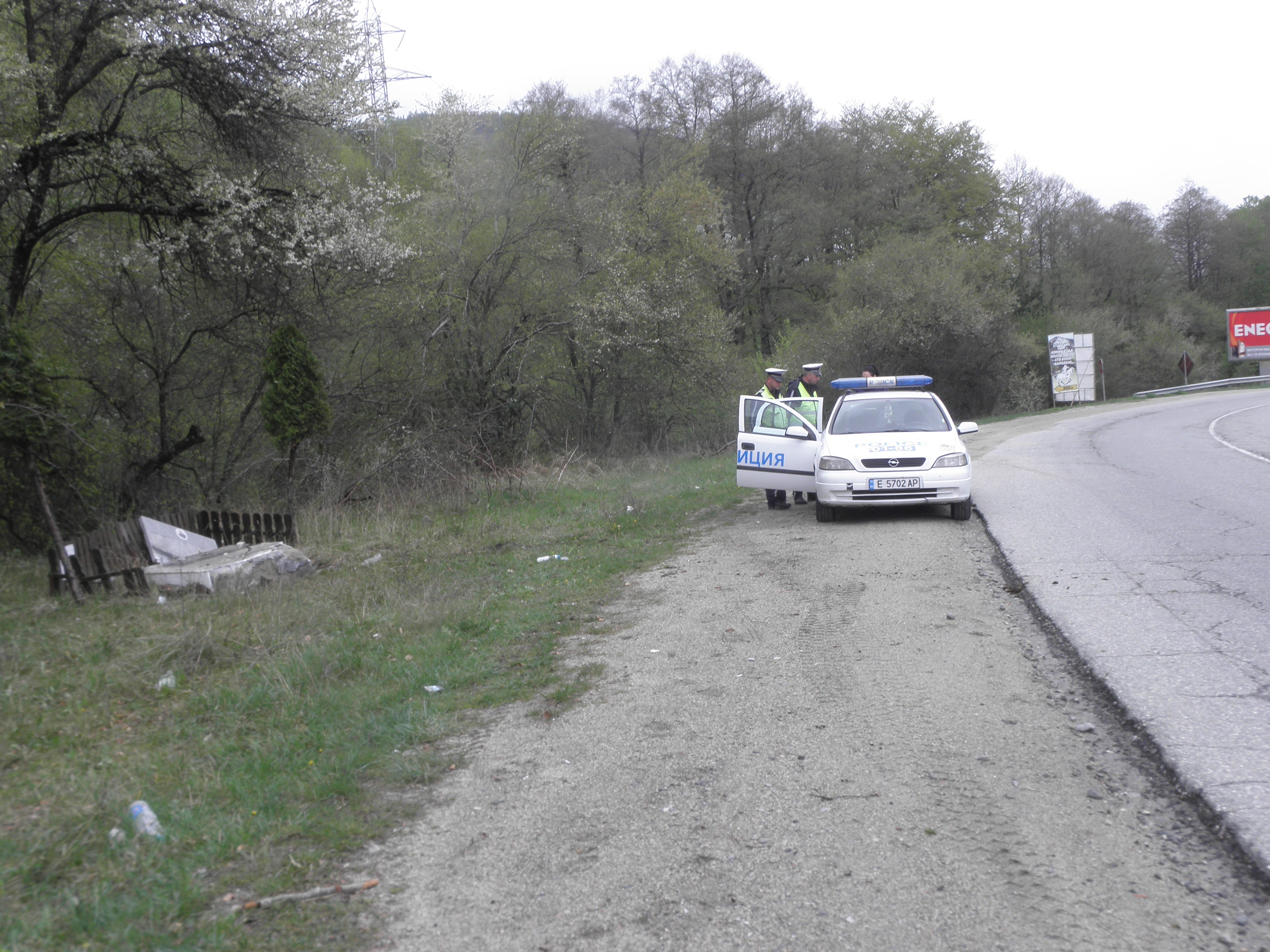 Лекият автомобил изровил от земята камък с размери метър на метър, направил лупинг и паднал отново на гумите си, като пречупил дърво.