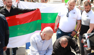 Слави Трифонов пристигна пред парламента, за да търси гражданските си права. Изтече двуседмичният срок, който той даде на депутатите, за да разгледат референдума му.
