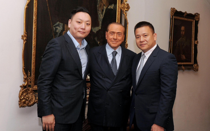 Берлускони едва продаде Милан и почна с упреците