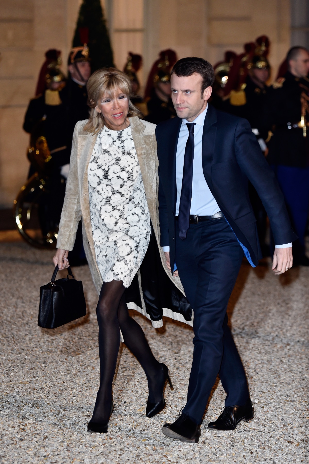 След като в неделя французите избраха за свой президент 39-годишният Еманюел Макрон, неговата съпруга 64-годишната Брижит Троньо-Макрон стана първата дама на Франция. И въпреки че в страната съпругата на президента няма съществени функции, Брижит влезе в световните медии заради необичайната любовна история със своя съпруг. Бившата учителка на Макрон се отличава със стил и елегантност. По време на кампанията тя показа голяма подкрепа към половинката си, а усмивката ѝ не слизаше от лицето. Вижте Брижит в нашата галерия.