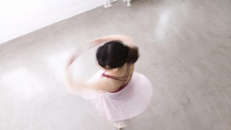 Момиче с един крак танцува впечатляващо (видео)