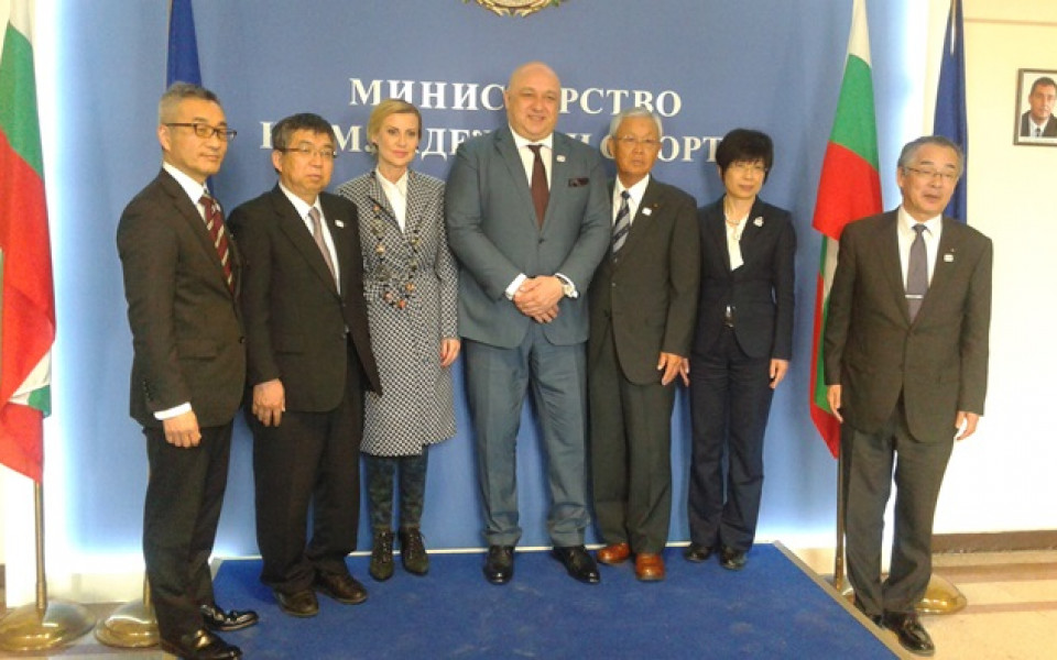 Спортният министър Кралев прие японска делегация с Илиана Раева